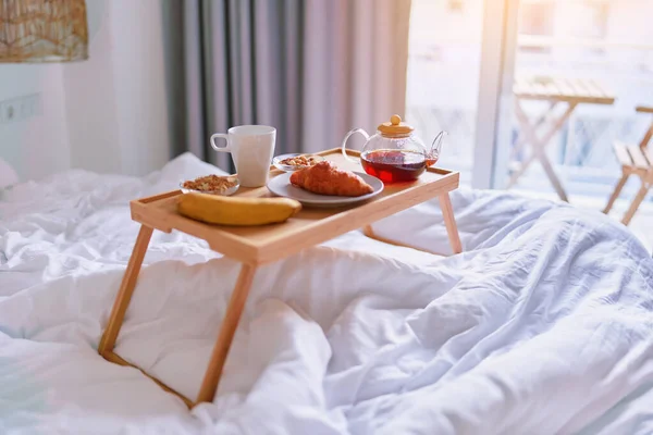 Podnos Chutnou Snídaní Posteli Světlé Místnosti Pohodlné Útulné Ráno — Stock fotografie