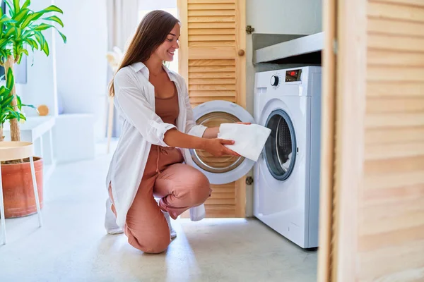 Güzel Sevimli Mutlu Mutlu Güler Yüzlü Kadını Evde Çamaşır Yıkıyor — Stok fotoğraf