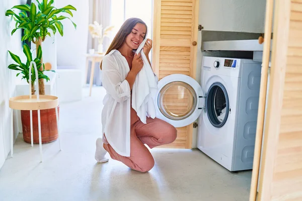 Güzel Tatlı Mutlu Mutlu Mutlu Kadını Evde Çamaşır Yıkayan Temiz — Stok fotoğraf