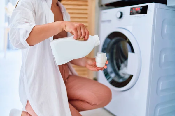 Mulher Adicionando Detergente Líquido Lavanderia Para Máquina Lavar Moderna — Fotografia de Stock