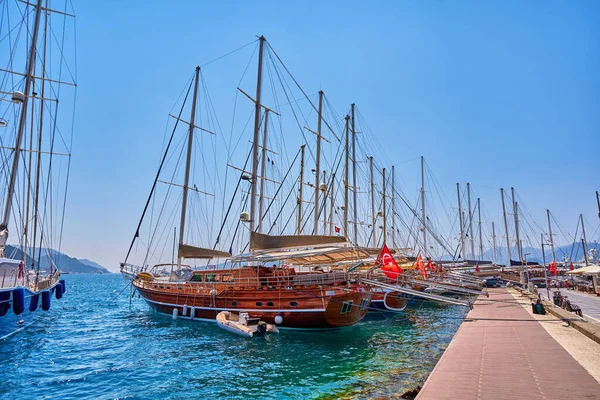 Paisaje Barcos Turísticos Madera Amarrados Una Laguna Azul Azulada — Foto de Stock