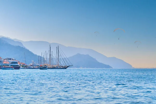 Τοπίο Πλοίων Και Σκαφών Μια Γαλάζια Μεσογειακή Λιμνοθάλασσα — Φωτογραφία Αρχείου