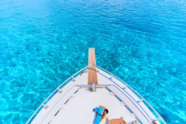 绿松石水中的白色私人豪华游艇 — 图库照片