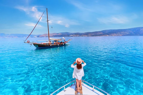 Traveler Girl Enjoys Relaxing Vacation Luxury White Private Boat Turquoise — Stock Photo, Image