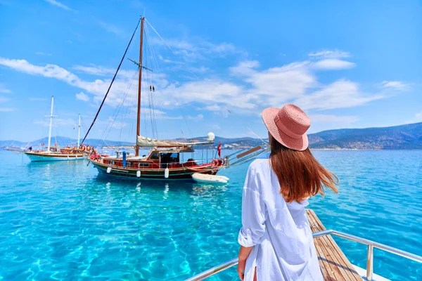 Traveler Κορίτσι Απολαμβάνει Χαλαρωτικές Διακοπές Ένα Σκάφος Στην Τιρκουάζ Θάλασσα — Φωτογραφία Αρχείου