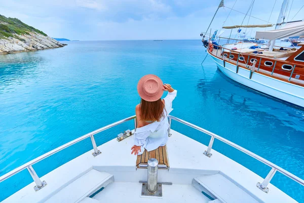 Free Carefree Rich Traveler Girl Enjoys Relaxing Vacation Luxury White — Stock Photo, Image