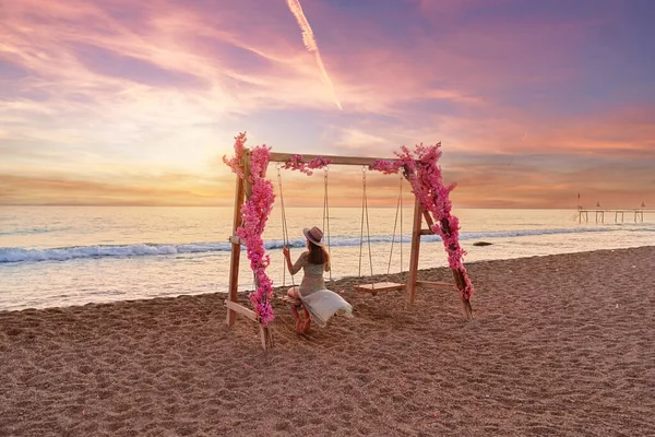 Carefree Satisfied Happy Girl Traveler Rides Swing Seashore Sunset Enjoys — Stock Photo, Image