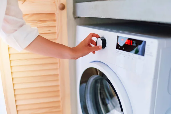 Mão Feminina Ajustando Escolhendo Modo Lavagem Com Botão Para Lavanderia Fotografia De Stock