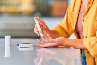 Şeker hastası kan şekeri seviyesini kontrol ediyor. 