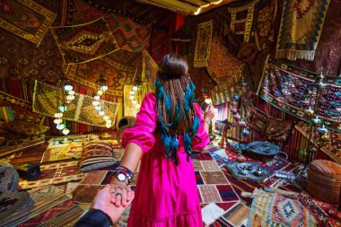 Goreme, Nevsehir 'de Boho kız gezgin tatilleri. Kapadokya, Anadolu 'daki geleneksel Türk halılarıyla aynı odaya gidelim.