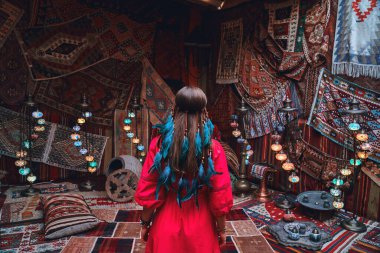 Goreme, Nevsehir 'de Boho kız gezgin tatilleri. Kapadokya, Anadolu 'da geleneksel Türk halıları olan bir oda