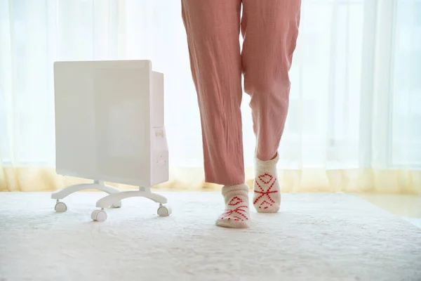 Vrouw Gezellig Comfort Zachte Gebreide Sokken Krijgen Verwarming Met Moderne — Stockfoto