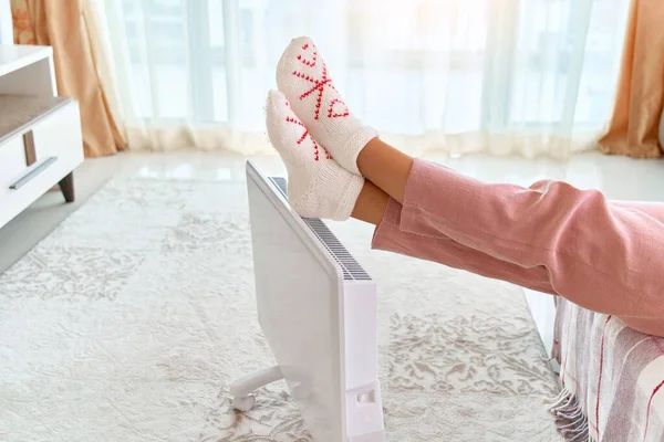 Útulná Žena Nosí Pohodlí Měkké Pletené Ponožky Dostat Zahřívací Nohy — Stock fotografie