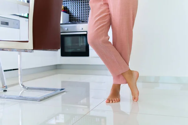 Vrouwelijke Blootsvoets Benen Verwarmde Warme Vloer Thuis Keuken — Stockfoto