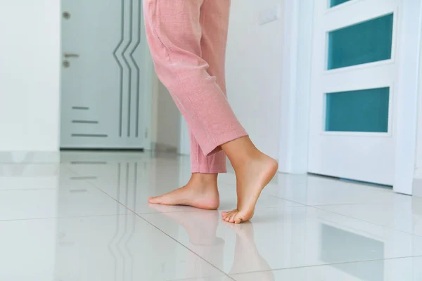 Γυναίκα Ξυπόλητη Πόδια Θερμαινόμενο Ζεστό Πάτωμα Στο Σαλόνι Στο Σπίτι — Φωτογραφία Αρχείου