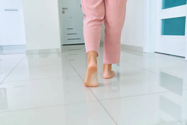 Feminino Pés Descalços Pernas Piso Aquecido Quente Sala Estar Casa — Fotografia de Stock