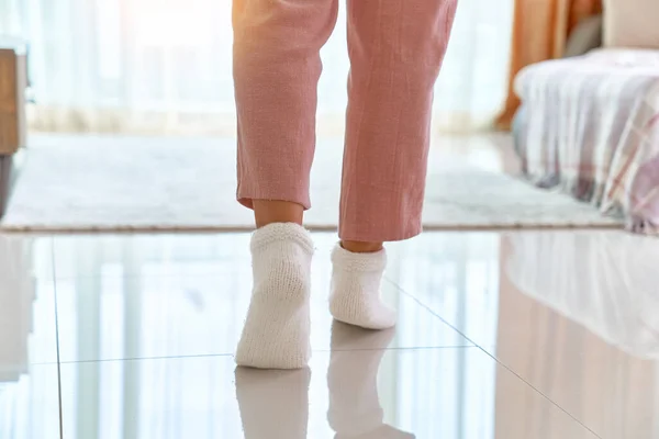 Jambes Féminines Confortables Chaussettes Tricotées Douces Sur Plancher Chauffant Dans — Photo