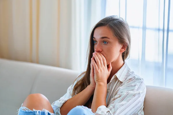 Smutny Zdenerwowany Przygnębiony Płacz Melancholijna Kobieta Siedzi Sam Domu — Zdjęcie stockowe