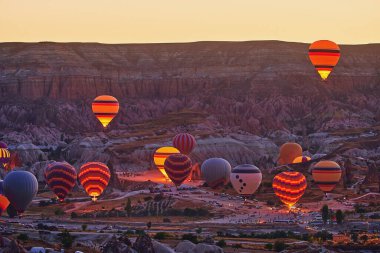 Anadolu, Kapadokya 'da gündoğumunda uçan sıcak hava balonları olan vadi manzarası. Nevsehir 'deki Ulusal Park, Goreme