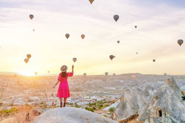 Anadolu, Kapadokya 'da vadide gezen özgür, mutlu, ilham verici kız gezgin. Nevsehir, Goreme 'de güzel bir varış noktasında uçan balonlar.