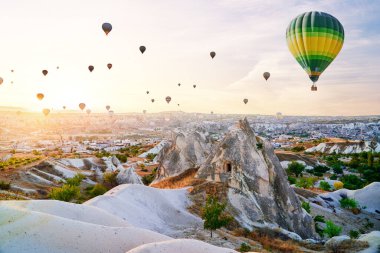 Anadolu, Kapadokya 'da renkli uçan sıcak hava balonları olan manzaralı bir vadi. Nevsehir 'de güzel bir yer, Goreme.