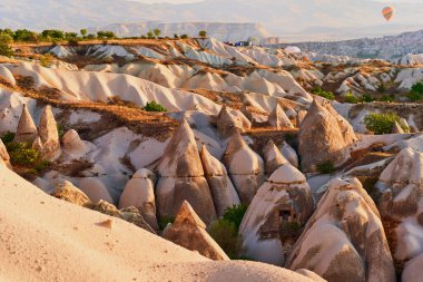 Anadolu, Kapadokya 'daki kumlu koni dağ vadisi manzarası. Nevsehir 'deki Ulusal Park, Goreme