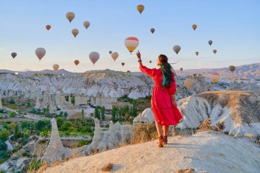 Bogo kızı seyahatleri Goreme, Türkiye 'de güzel bir tatil yeri. Güneş doğarken uçan balonlarla muhteşem Kapadokya, Anadolu