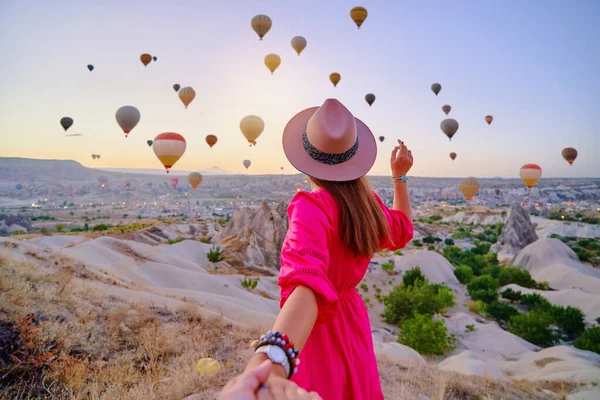 Segue Conceito Casal Viajante Caminhando Juntos Vale Anatólia Kapadokya Balões — Fotografia de Stock
