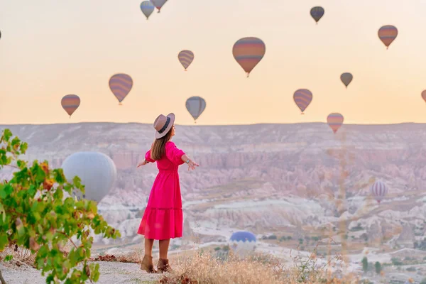Rustige Gratis Zorgeloze Gelukkige Meisje Reiziger Maakt Wens Anatolië Kapadokya — Stockfoto
