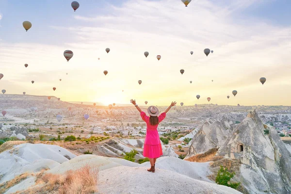 Anadolu, Kapadokya 'da hava balonlarının keyfini çıkaran, kolları açık, kaygısız, mutlu bir gezgin kız. Nevsehir 'de güzel bir yer, Goreme.