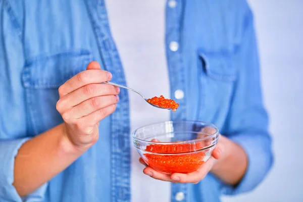 Les Mains Féminines Tiennent Bol Verre Cuillère Avec Caviar Rouge — Photo