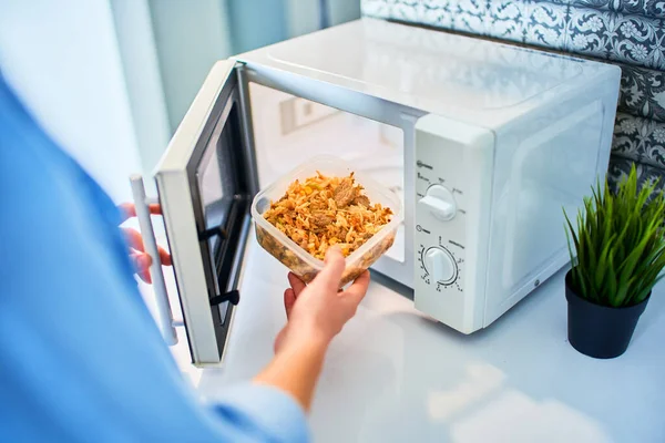 Person Heating Food Microwave Oven — Stock Photo, Image