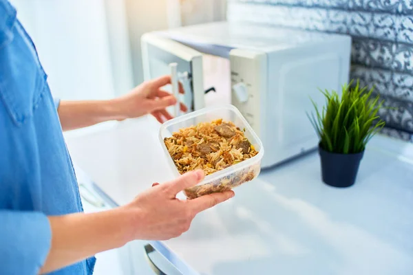Orang Yang Memanaskan Makanan Menggunakan Oven Microwave — Stok Foto