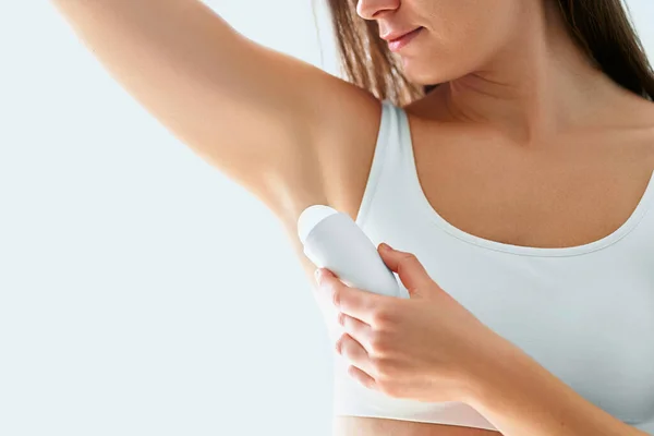 Kvinna Som Använder Deodorant Stick För Svettning Skydd — Stockfoto