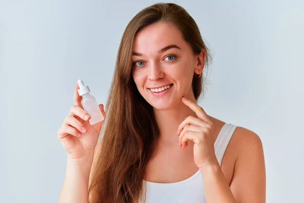Retrato Mujer Joven Atractiva Sosteniendo Botella Suero Facial Para Una — Foto de Stock