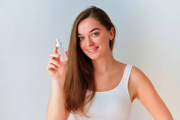 Portrait Attractive Young Woman Holding Face Serum Bottle Beautiful Healthy — Stock Photo, Image