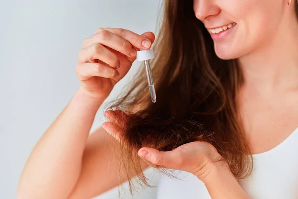 美しい健康な髪のための血清を使用して女性 — ストック写真