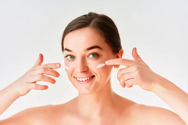 Retrato Mujer Joven Aplicando Crema Facial Para Una Hermosa Piel — Foto de Stock