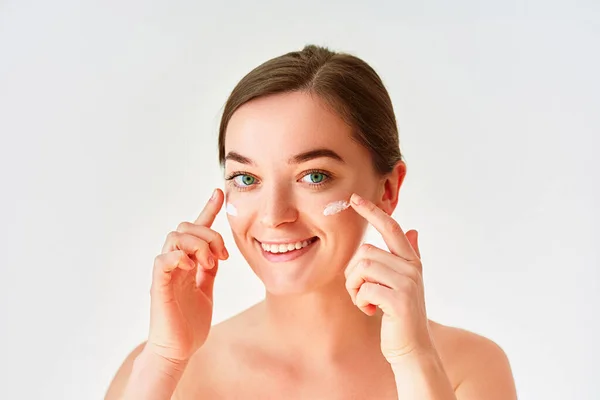 Retrato Mujer Joven Aplicando Crema Facial Para Una Hermosa Piel — Foto de Stock