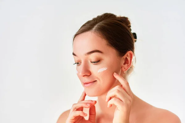 Mujer Joven Aplicando Crema Facial Para Una Hermosa Piel Sana — Foto de Stock
