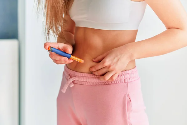 糖尿病患者用胰岛素笔在腹部注射 糖糖尿病治疗 — 图库照片