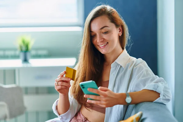 Mulher Usando Telefone Cartão Crédito Para Pagamento Online — Fotografia de Stock