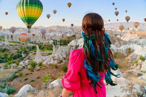 Boho kız gezgin tatilleri Goreme, Türkiye 'de güzel bir varış yeri. Güneş doğarken uçan balonlarla muhteşem Kapadokya, Anadolu