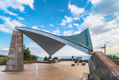 kyushu, japan - Aralık 09 2021: Yumiharidake Obsevation Point Japon yapısal tasarım mimarı Yoshikatsu Tsuboi tarafından 1965 yılında bir kabuk veya delta kanat şeklinde 364 metre yükseklikte tasarlandı..