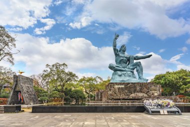 nagasaki, kyushu - 11 Aralık 2021: Japon heykeltıraş Seibo Kitamura tarafından yapılan barış heykeli atlet Hiroichi Yoshida 'dan esinlenilmiştir..