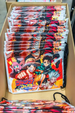 Chiba, Japonya - 18 Aralık 2022: Weekly Jump dergisinde yayınlanan manga serisinden karakterlerin yer aldığı kongre Jump Festa '23' ün ziyaretçilerine sunulan bir demet plastik poşet..