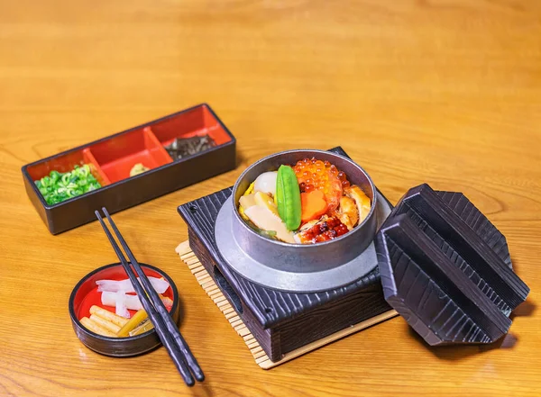 Japońskie Danie Ryżowe Kamameshi Gotowane Żelaznym Garnku Kama Czerwonym Kawiorem — Zdjęcie stockowe