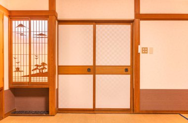 Zemini kaplayan tatami paspasları, fusuma kapıları ve ahşap dekorasyonlu pirinç kağıdından yapılmış Shoji pencereli geleneksel bir Japon odasının duvarı Fuji Dağı 'nı andırıyor..