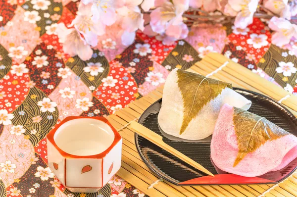 さくらもち と呼ばれる和菓子の伝統的な菓子で 小豆餡を桜の葉に漬け込み 黒文字串とお茶子の盃で包んだ菓子 — ストック写真