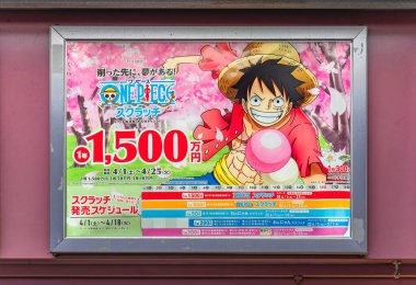Tokyo, Japonya - 11 Nisan 2023: Japon reklam afişi Maymun D. Luffy karakteri anime ve manga One Piece 'den bir hasır şapka giyiyor Japonya Ulusal Piyango kazı-kazan biletleri kampanyası için.